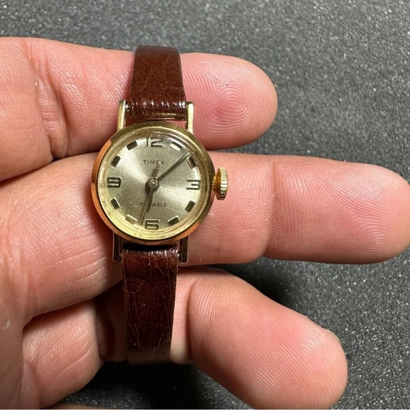 Vintage Timex 17 Jewels Ladies Gold Tone Mechanical Wind Up Watch Parts / Repair - Picture 1 of 9